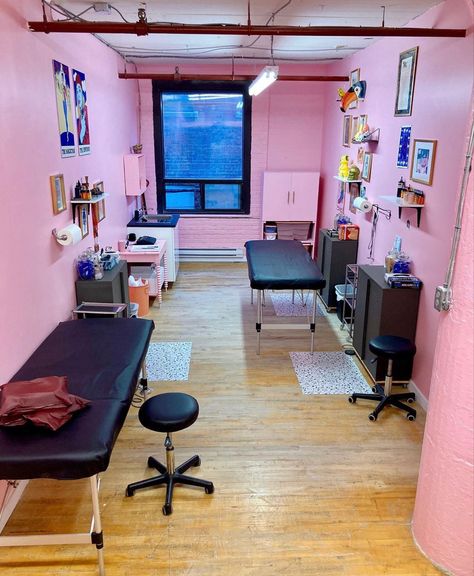 Tattoo Studio Aesthetic Pink, Tattoo Shop Decor Ideas, Girly Tattoo Shop, Cute Tattoo Shop, Pink Tattoo Shop, Tattoo Station Ideas, Tattoo Room Ideas, Tattoo Studio Decor, Piercing Room