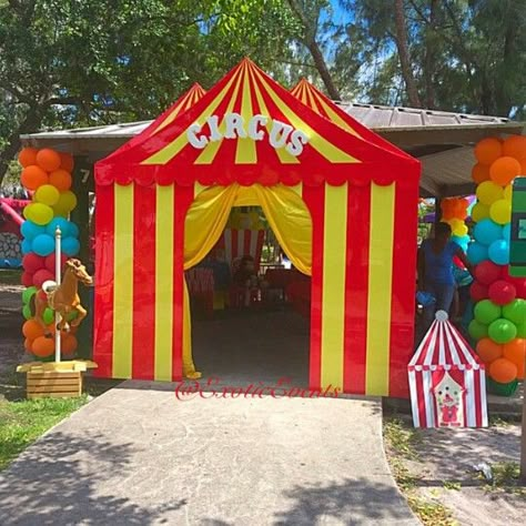 Carnival Entrance Ideas, Carnival Entrance Arch, Carnival Entrance, Circus Entrance, Circus Birthday Party Theme, Carnival Birthday Party Theme, Creepy Carnival, Circus Decorations, Circus Theme Party