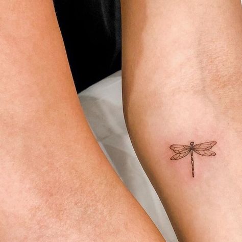 Heart Dragonfly Tattoo, Mother Daughter Tattoos Fine Line, Mom And Daughter Tattoo, Tattoo Dragonfly, Dragon Fly Tattoo, Violet Flower Tattoos, Amor Tattoo, Fly Tattoo, Lucky Tattoo