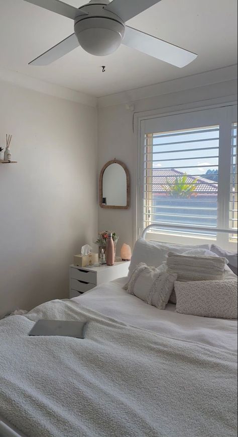 Basic Aesthetic Room, Spring Room Aesthetic, Aesthetic Productivity, Beachy Room Decor, Stylish Bedroom Decor, Beachy Room, Coastal Vibes, Room Deco, Redecorate Bedroom