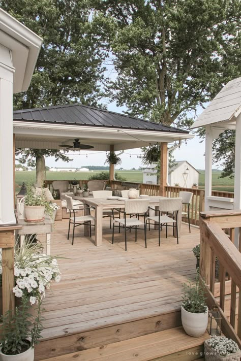 Deck Addition, Beautiful Outdoor Living Spaces, Fresh Farmhouse, Patio Deck Designs, Casa Exterior, Outside Living, Decor Minimalist, Backyard Patio Designs, Back Patio