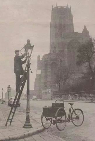 The Lamplighter-imagine!! Old Liverpool Photographs, Old Liverpool, Liverpool Life, Liverpool Town, Liverpool Docks, Paris 1900, Liverpool History, Liverpool Uk, Liverpool Home