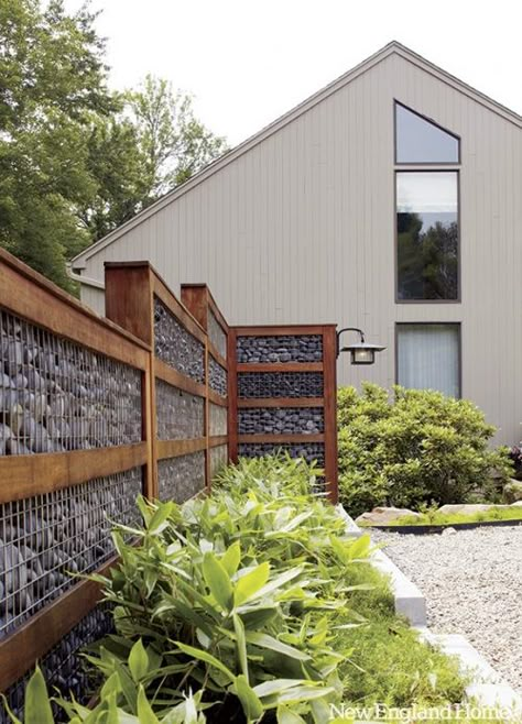 OUTDOOR | retaining wall fence I like the idea of having a wooden fence filled with cool looking rocks as a privacy fence in the backyard, but that would not be cheap. Retaining Wall Fence, Moderne Have, Gabion Fence, Modern Courtyard, Gabion Wall, Witch Cottage, Backyard Fence, Garden Privacy, Have Inspiration