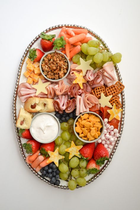 Kids Fingerfood Party, Kid Friendly Charcuterie Board, Lunch Boards, Charcuterie Board Thanksgiving, Charcuterie Board Christmas, Kid Cooking, Snack Boards, Food Boards, Toddler Breakfast