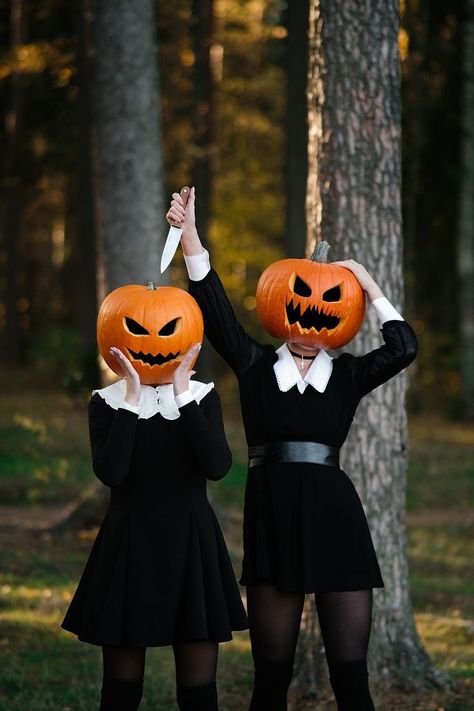 Pumpkin Head Halloween Costume, Diy Pumpkin Costume Womens, Pumpkin Head Costume, Adult Pumpkin Costume, Pumpkin Head Photoshoot Friends, Halloween Poses, Halloween Styled Shoot, Pumpkin Photoshoot, Pumpkin Head Photoshoot