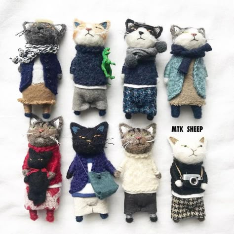 F O L T B O L T | The cutest gang ever! Made by @mtk_life #featuredbyfoltbolt #cat #cats #catfigurine #feltcat #worrydoll | Instagram Worry Dolls, Art Dolls Cloth, Knitted Cat, Sewing Stuffed Animals, Needle Felting Projects, Fabric Toys, Felt Cat, Cat Doll, Cat Crafts