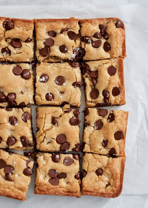 Chewy Chocolate Chip Cookie Bars, Blondies Recipes, Baked Bars, Soft Chewy Chocolate Chip Cookies, Crispy Chocolate Chip Cookies, Night Cravings, Treacle Tart, Skillet Chocolate Chip Cookie, Late Night Cravings