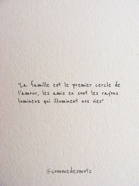 citation du jour : La famille est le premier cercle de l'amour, les amis en sont les rayons lumineux qui illuminent nos vies. Positive Attitude, Positive Thoughts, Mood Boards, Photo Book, Photo Album, Vision Board, Life Quotes, Quotes