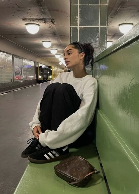 Looks Adidas, Adidas Samba Outfit, Samba Outfit, Skandinavian Fashion, Subway Station, Looks Party, Adidas Outfit, Mode Inspo, 가을 패션