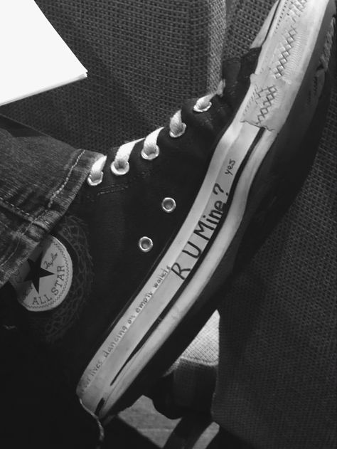 Sketch Shoes, Converse Drawing, Doodle Shoes, Diy Converse, Sharpie Shoes, Alt Shoes, Converse Design, Grunge Shoes, Converse Aesthetic