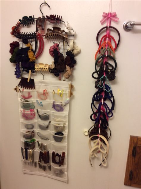 Hair accessory organization. Finally figured out how to store the claw clips-- an extra tank top hangar. Hair Claw Clip Storage Ideas, Claw Clips Storage, Ways To Store Claw Clips, How To Store Hair Claw Clips, How To Store Claw Clips, Diy Claw Clip Holder, Claw Clip Storage Ideas, Claw Clip Organization, Diy Claw Clip