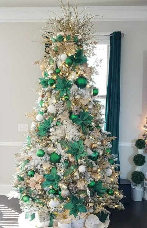 Emerald Green Christmas, Green Christmas Decorations, Green Christmas Tree Decorations, Christmas Tree Inspo, Green Xmas, Christmas Tree Decorating Themes, Elegant Christmas Trees, Christmas Themes Decorations, Christmas Tree Inspiration