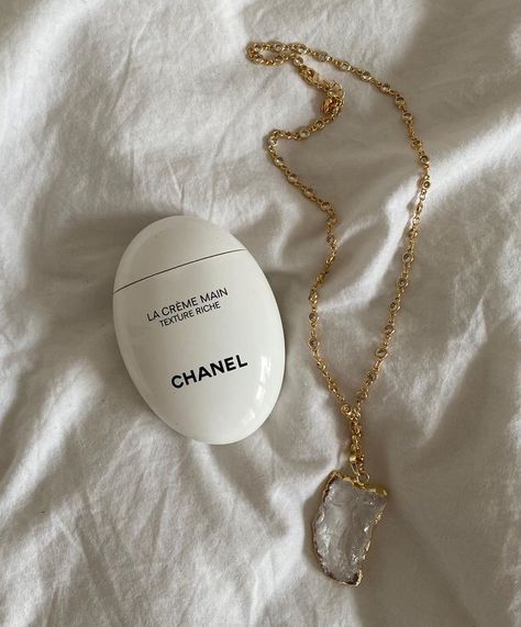 Chanel White Aesthetic, Whitening Face Mask, Cosmetics Aesthetic, Skincare Korean, Skin Korean, Aesthetic Jewellery, Charcoal Toothpaste, Body Hydrating Cream, Serum Facial