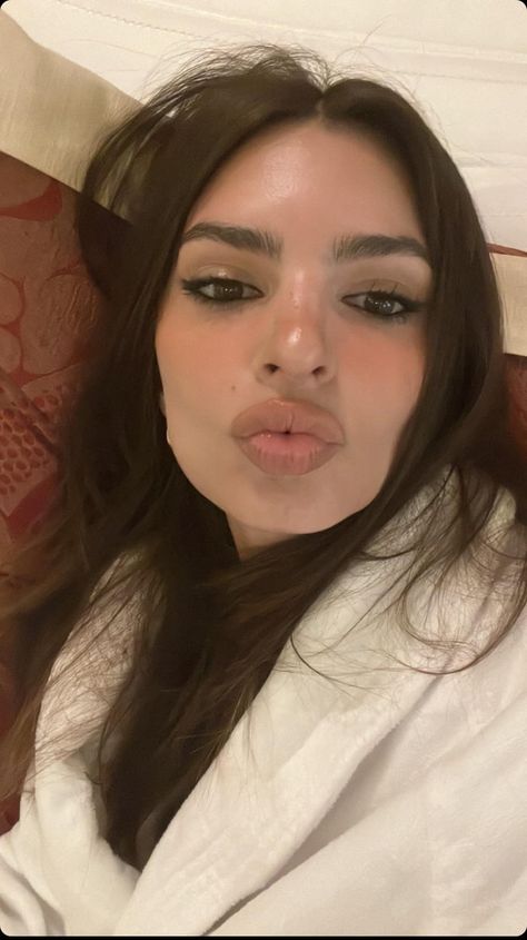 Emily Ratajkowski Makeup, Emily Ratajkowski Style, Too Faced Lipstick, Reinvent Yourself, Beatiful People, Brunette Makeup, Make Up Inspo, Model Aesthetic, Girl Celebrities