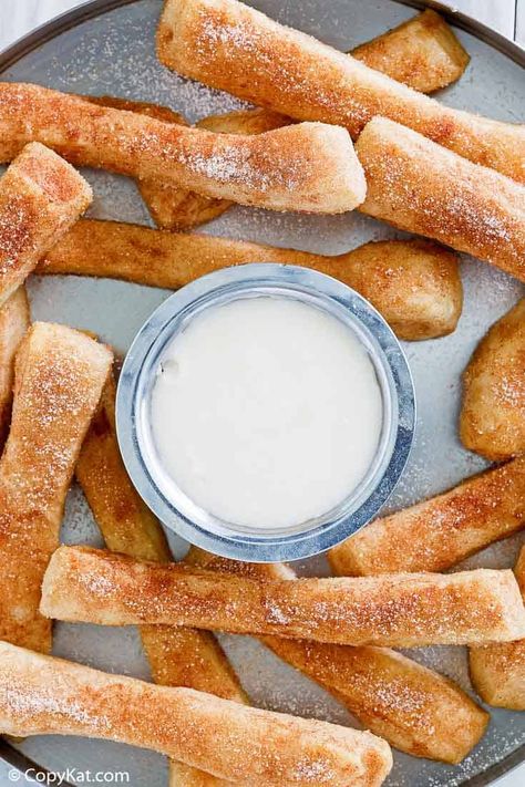 Dominos Cinnastix with icing dipping sauce is the perfect sweet treat. Learn how to make the best cinnamon bread sticks with this easy copycat recipe. All you need is pizza dough and a few simple ingredients. You'll love dipping fresh, hot cinnamon sticks in a homemade buttery vanilla icing sauce. #cinnamon #cinnamonbread #copycat #copycatrecipes Cinna Sticks, Cinnamon Bread Sticks, Best Cinnamon Bread, Cinnamon Sticks Recipe, Quick Yeast Rolls, Bread Twists, Bread Quick, Easy Icing, Cinnamon Icing