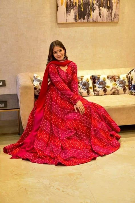 Dresses Design Pakistani, Red Suit Design, Red Anarkali Dress, Red Party Dresses, Red Dress Design, Simple Suits, Party Wear Frocks, Ethnic Suit, Bandhani Dress