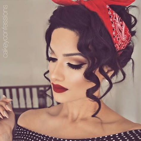 🌸Dolce Vita💝 Maquillage Pin Up, Stile Pin Up, Cabelo Pin Up, Bandana Hairstyles Short, Pin Up Makeup, 50s Hairstyles, Rockabilly Hair, Smink Inspiration, Pin Up Hair