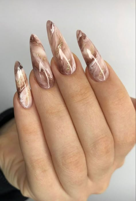 очень нежный маникюр 🥰 Nails Acrylic Almond Marble, Brown Marble Nails With Gold Flakes, Top Nail Designs 2023, Cream Marble Nails, Latte Marble Nails, Brown Marble Nails Acrylic, Tan Marble Nails, Nails Marmur, Neutral Marble Nails