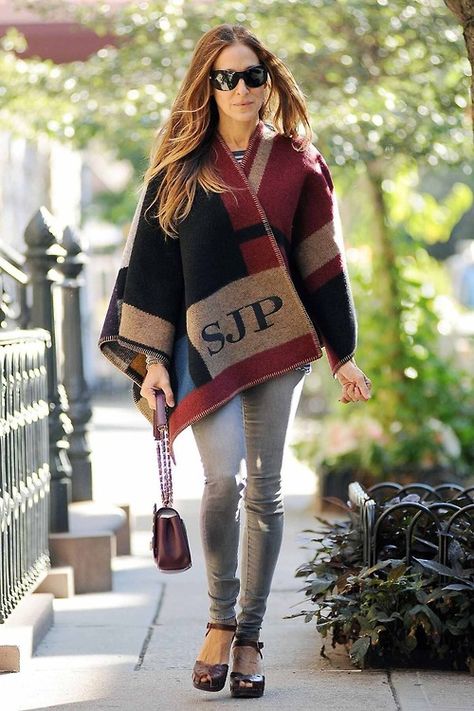 Initial Cape, Sarah Jessica Parker Burberry Poncho Outfit, Burberry Poncho, Burberry Cape, Sarah Jessica Parker Style, Sara Jessica Parker, Poncho Outfit, Moda Chic, Sarah Jessica, Looks Street Style