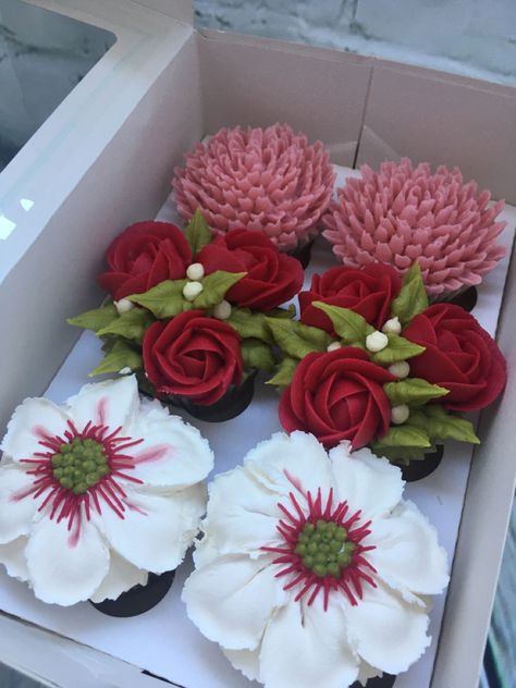 Red Flower Cupcakes Ideas, Red Flower Cupcakes, Cupcake Bouquet Tutorial, Cupcake Flower Bouquets, Cupcakes Flores, Cupcake Flowers, Frosting Flowers, Spring Cupcakes, Fondant Flower Tutorial