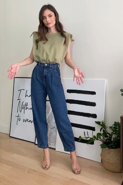 Paper Bag Jeans Outfit Winter, Balloon Leg Jeans Outfit, How To Wear Balloon Jeans, How To Style Balloon Jeans, Balloon Jeans Outfit Summer, Balloon Jeans Outfit Winter, Style Balloon Jeans, Paper Bag Jeans Outfit, Blue Jeans Summer Outfit