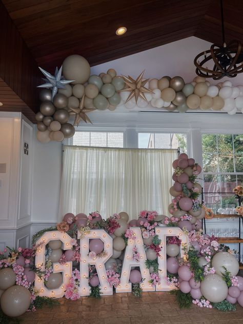 #college #party #graduation #balloons #decor Graduation Party Ideas Balloons, Pink And Purple Graduation Party, Pink Graduation Aesthetic, Backyard Graduation Party Ideas Outdoor, Pastel Graduation Party, Graduation Party Ideas Pink, Girly Graduation Party, Flower Graduation Party, Aesthetic Grad Party