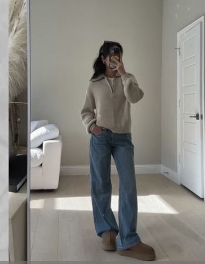 #uggtazz #halfzip #hoddie #ugg #baggyjeans Baggy Pants With Uggs, Beige Half Zip Sweater Outfit, Baggy Jeans And Uggs Outfit, Half Zip Up Sweater Outfit, Tazz Outfit, Aesthetic Baggy Outfit, Half Zip Sweatshirt Outfit, Uggs Tazz, Zip Up Sweater Outfit