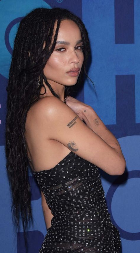 Zoe Kravitz Faux Locs, Zoe Kravitz Dreadlocks, Zoe Kravitz Locs, Zoe Kravitz 2024, Lisa Bonet Hair, Zoey Kravitz Braids, Lisa Bonet Locs, Zoe Kravitz Hair, Rasta Woman