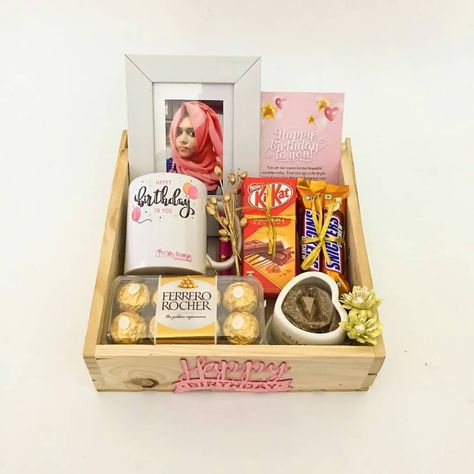 Special customized birthday gifts hamper GB 5553 #happybirthday #giftsforher #birthdaygirl #gifts #giftshamper #kochigifts #bestgifts… Best Marriage Gifts, Birthday Gift Hamper, Chocolates Ferrero, Gifts Hamper, Best Birthday Surprises, Luxury Birthday Gifts, Customized Mug, Chocolate Hampers, Birthday Hampers