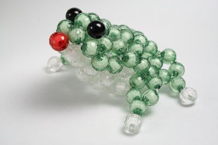 Instructions on Japanese-Style 3D Crystal Beaded Animals Beaded Frog, Beaded Animals Tutorial, Pony Bead Animals, Pony Bead Projects, Pony Bead Crafts, Pony Bead Patterns, Seed Bead Patterns, Bead Weaving Patterns, Beaded Crafts