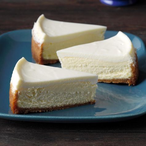 Best-Ever Cheesecake Best Ever Cheesecake, Traditional Cheesecake, Best Ever Cheesecake Recipe, Biscuits Graham, Chocolate Chip Cheesecake, Traditional Cakes, Mini Cheesecakes, Graham Cracker Crumbs, Savoury Cake