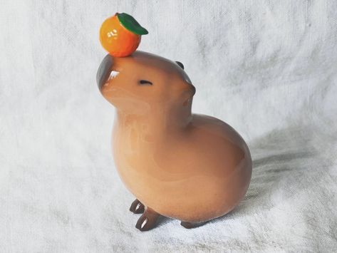 Cute Clay Capybara, Capybara Clay Sculpture, Capybara Pottery, Air Dry Clay Capybara, Cute Little Clay Things Ideas, Polymer Clay Capybara, Cute Animals Clay, Capybara Clay Art, Clay Ideas Food