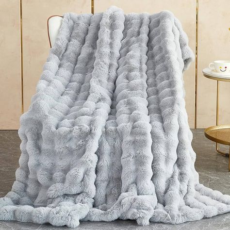 Amazon.com: Soft Warm Faux Rabbit Fur Blanket Thick 1000 G/M² Faux Fur Blanket with Ruffles Fluffy Throw Blanket Big Fluffy Blanket Versatile Blanket for Bed Sofa Bedroom Office (White, 160 x 200cm / 63" x 79") : Home & Kitchen Light Grey Blanket, Fluffy Grey Blanket, Purple Fluffy Blanket, Winter Blankets Cozy, Burrr Basket, Throw Blanket On Bed, Big Fluffy Blanket, Hogwarts Dorm, Grey Things