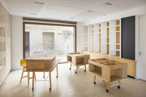 Tourist Office of Blaye / Gayet-Roger Architects | ArchDaily Tourist Office, Corner Desk, Architects, Conference Room, Conference Room Table, Furniture, Home Decor, Home Décor