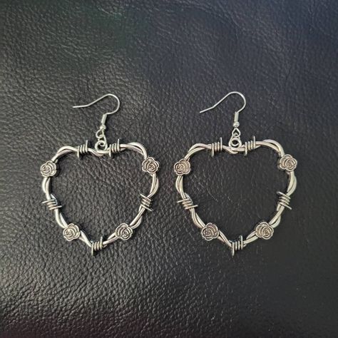 Elevate Your Style With Our Exquisite Heart Shaped Hoop Earrings. Featuring A Unique Blend Of Elegance And Edge, These Hoops Showcase Delicate Rose Details Intertwined With A Cintrasting Barbed Wire Design. Make A Bold Statement That Captures Both Passion And Strength With Every Wear. Minnie Mouse Earrings, Large Stud Earrings, Jewelry Hooks, Crystal Heart Earrings, Rosé Details, Fairy Jewelry, Paper Earrings, Square Earrings Studs, Cz Stud Earrings