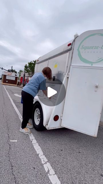 Elizabeth Williams on Instagram: "Lemonade season is in full swing and it’s time to sell over 1,000 lemonades in 2 days to pay for pharmacy school! 

Check out lemonade univeristy if you are looking to start your own mobile beverage business" Lemonade Trailer, Lemonade Truck, Lemonade Business, Pharmacy School, Money Life Hacks, Cocktail Drinks, Pharmacy, Lemonade, To Sell