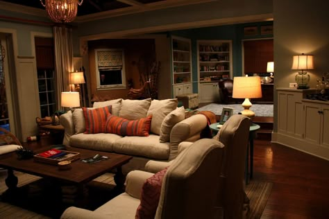 Beach house from Grace and Frankie Grace And Frankie Beach House, Living Room 90s, 90s Living Room, 90s House, American Living Room, 90s Interior, 90s Home, 80s Interior, Interiors Dream