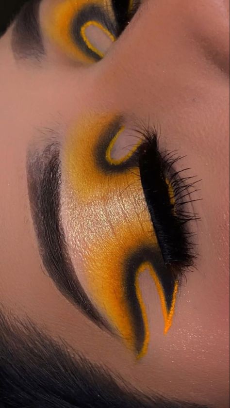 Crazy Eye Makeup, 2022 Makeup, Maquillage Yeux Cut Crease, Cute Eye Makeup, Graphic Makeup, Eye Makeup Pictures, Eye Makeup Steps, Dramatic Makeup, Eye Makeup Designs