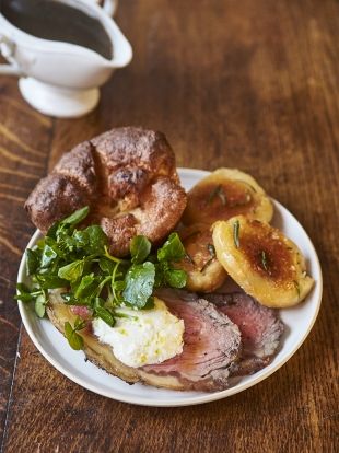 This roast beef recipe, as seen on Friday Night Feast, is taken to the next level with perfect Yorkshire puddings and bone marrow gravy. Yorkshire Pudding Jamie Oliver, Easy Yorkshire Pudding Recipe, Beef Olives, Roast Beef Dinner, Crispy Roast Potatoes, Yorkshire Pudding Recipes, Yorkshire Puddings, Jamie Oliver Recipes, Roast Beef Recipes