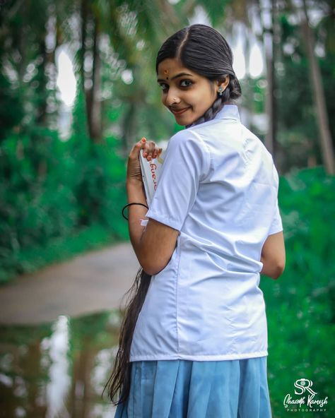 Nostalgia School, Kerala Girl, Kerala Beauty, India Girl, Dad Drawing, Lazy Girl Hairstyles, Kerala Travel, Holi Photo, Beautiful Eyes Images