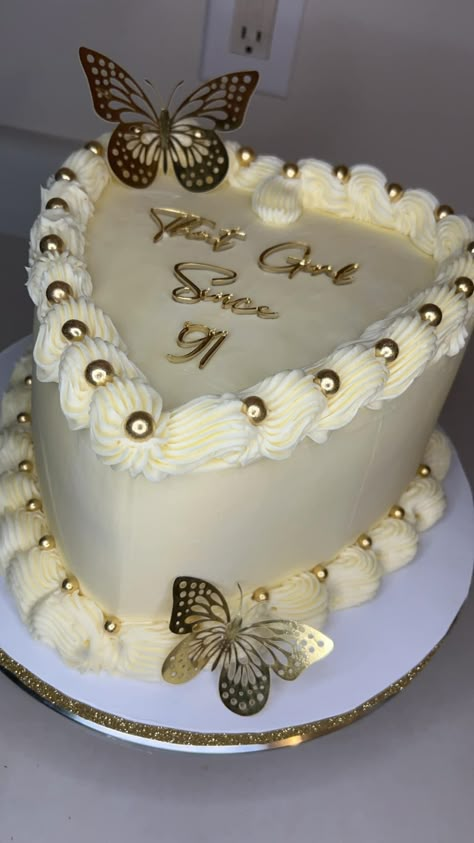 Boujee Birthday Ideas, Birthday Cakes For 32 Year Old Woman, 26 Birthday Cake Ideas For Women, Birthday Cake For 23 Year Old Women, 28th Birthday Ideas For Women Cake, 29 Th Birthday Cake, Leo Bday Cake, Virgo Heart Cake, 19 Year Old Birthday Photoshoot Ideas