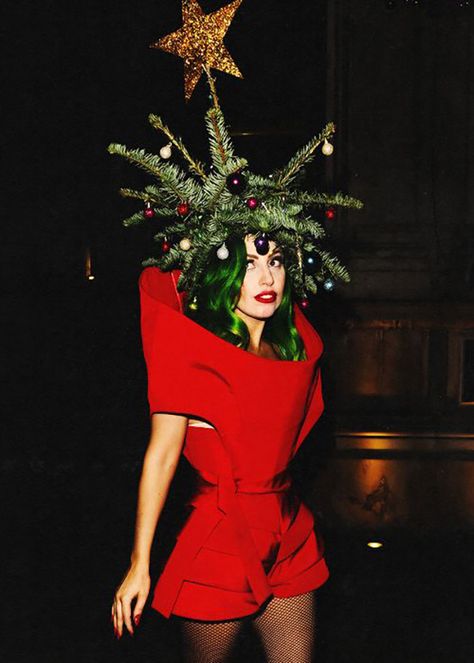 18 Celebrities Who Had the Best Holiday Photo Ideas EVER via Brit + Co. Kitsch Christmas, Diane Arbus, Christmas Shoot, Christmas Photoshoot, Christmas Costumes, Noel Christmas, Christmas Aesthetic, Christmas Fashion, Holiday Photos