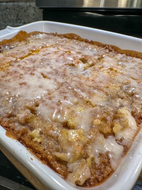 Cinnamon Roll Cake Cinnamon Bun Cake, Cake Mix Cinnamon Rolls, Cinnamon Bread Easy, Easy Cinnamon Rolls Recipe, Cinnamon Roll Cheesecake, Cinnamon Roll Casserole, Recipes Using Cake Mix, Cinnamon Roll Bake, Cookie Recipes Chewy