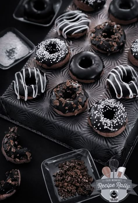 Black Donuts Aesthetic, Donat Aesthetic, Donat Glaze, Fried Donuts, Chocolate Glazed Donuts, Delicious Donuts, Chocolate Donuts, Funnel Cake, Donut Glaze