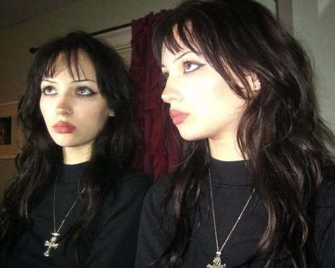 Goth Brown Hair, Goth With Brown Hair, Alt Brown Hair, Brown Hair Goth, Brunette Goth, Alt Brown Hairstyles, Goth Wavy Hair, Black Hair Bangs Aesthetic, Dark Brown Grunge Hair