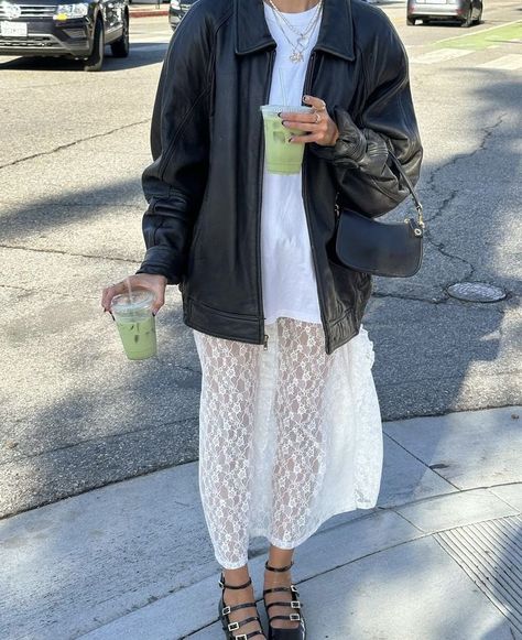 City Exploring Outfit, Street Style California, Fg Style, Ss24 Fashion, Grey Sweater Outfit, Nyc Winter Outfits, Latina Outfits, Skandinavian Fashion, Lace Pants