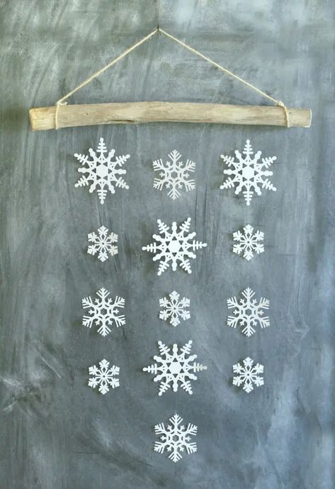 18 DIY Winter Decorations to Keep Cozy after the Holidays Diy Snowflake Decorations, Snowflake Crafts, Snowflake Wall, Diy Snowflake, Snowflake Craft, Simple Snowflake, Snow Flakes Diy, Winter Decorations Diy, Christmas Craft Projects