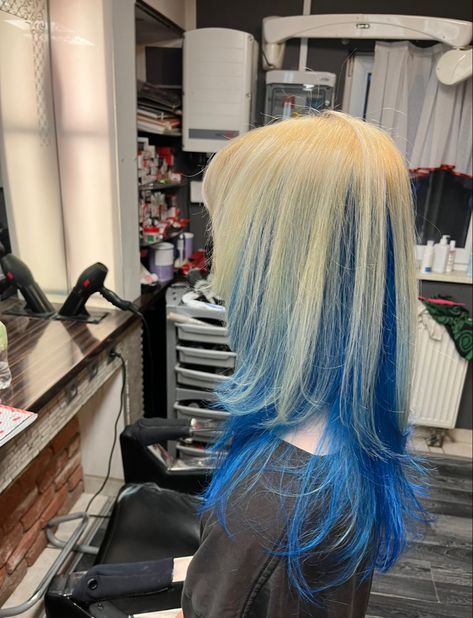 Light Blue Tips Hair, Blonde Hair With Blue Tips, Blue Tips Hair, Blue Hair Streaks, Blonde And Blue Hair, Harajuku Hair, Blue Hair Highlights, Hairstyles Aesthetic, Y2k Hair