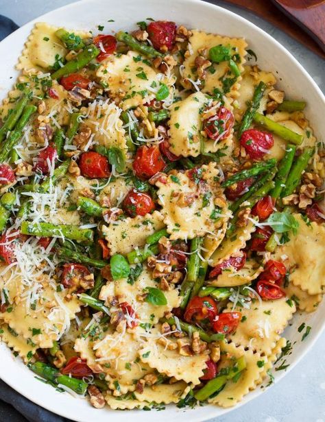 Pasta With Asparagus, Asparagus Garlic, Cooking Herbs, Cheese Ravioli, Herb Recipes, Cooking Classy, Asparagus Recipe, Ravioli, Pasta Dishes