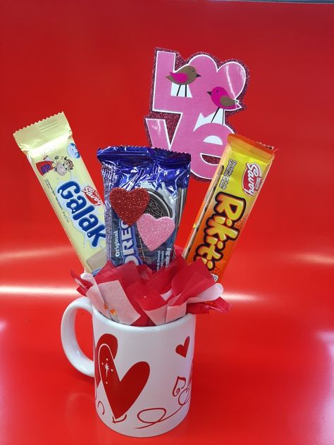 Lindo y delicioso detalle para San Valentin. Materiales: 1 Taza para té Lámina de anime #3 Papel de seda (El color que prefieras) Palitos de altura Silicola en barra Chocolates Foamy en forma de corazón Y ¡Creatividad! Chocolates, The Originals, Quick Saves